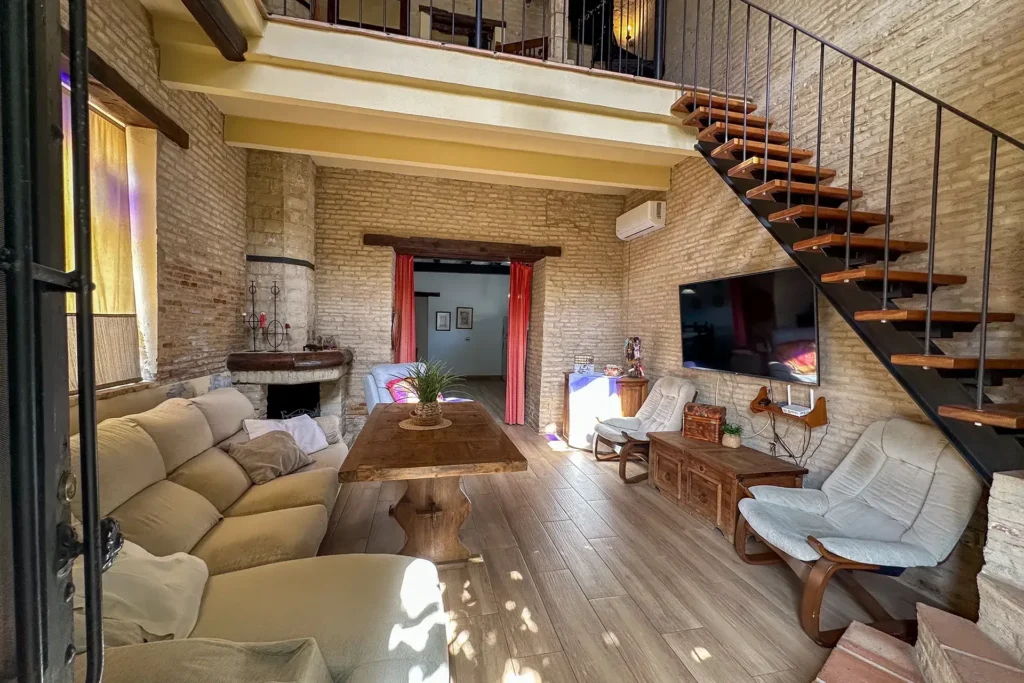 Salón de la vivienda en Villalba del Alcor con vista hacia la entrada