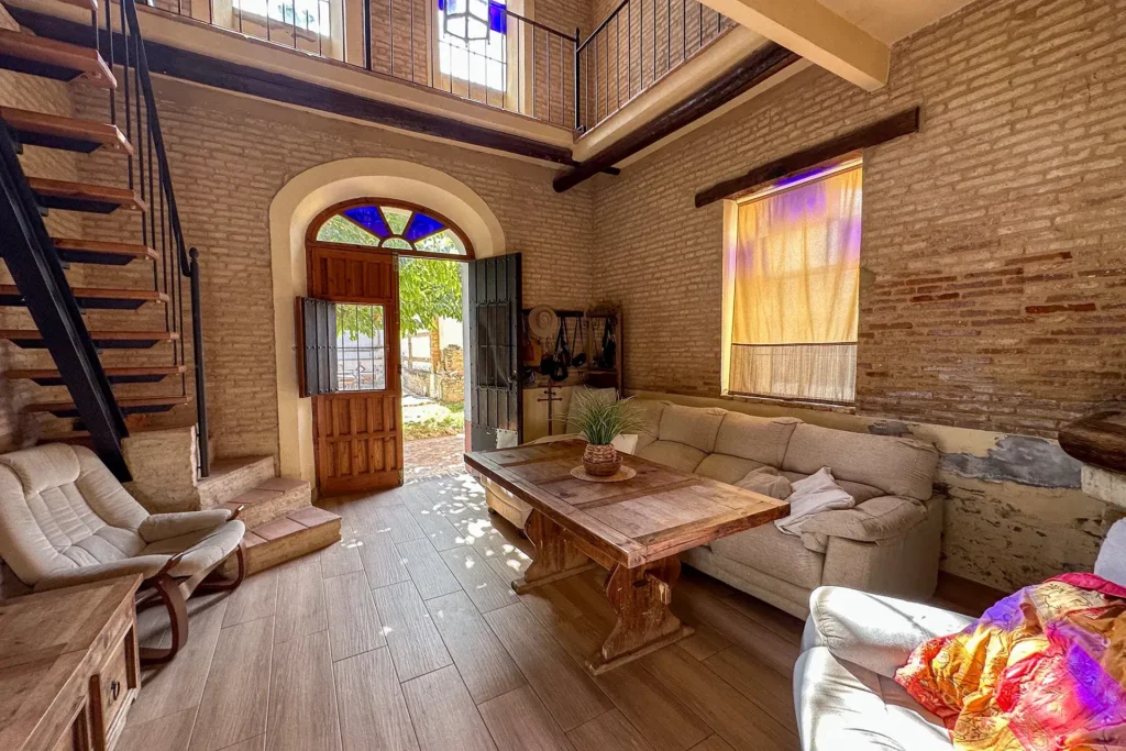 Vista general del salón de la vivienda en Villalba del Alcor