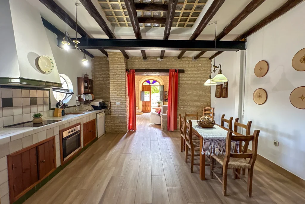 Vista general de la cocina con comedor