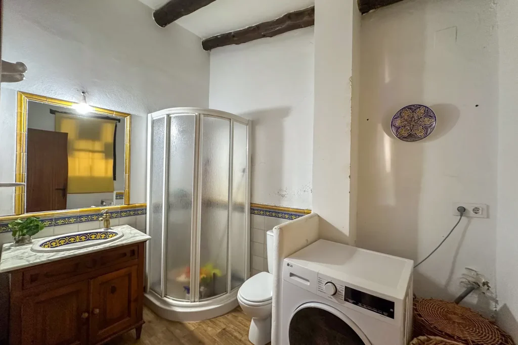 Baño con ducha de la vivienda en Villalba del Alcor