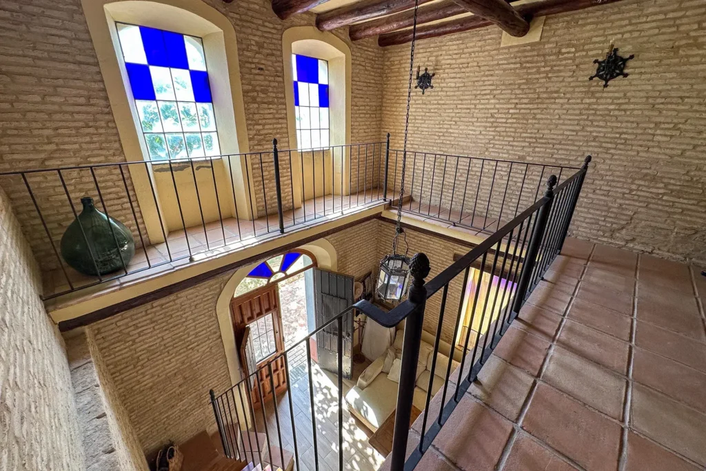 Zona superior de la vivienda con vistas interiores