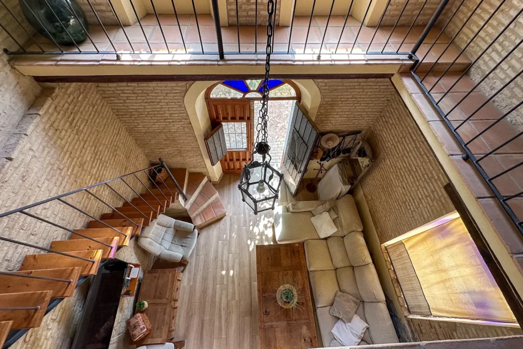 Salón a doble altura con escalera interior