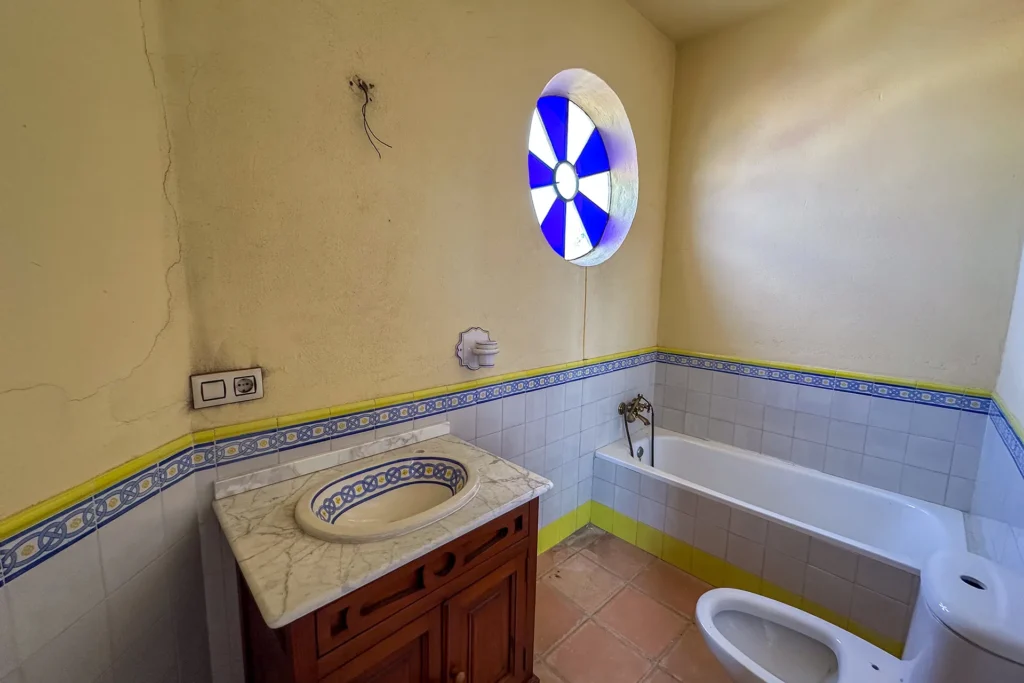 Baño secundario de la vivienda en Villalba del Alcor