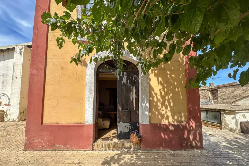 Fachada de la torre residencial en Villalba del Alcor