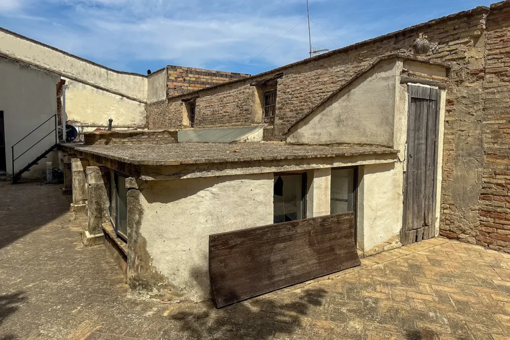 Exterior de la bodega de la vivienda