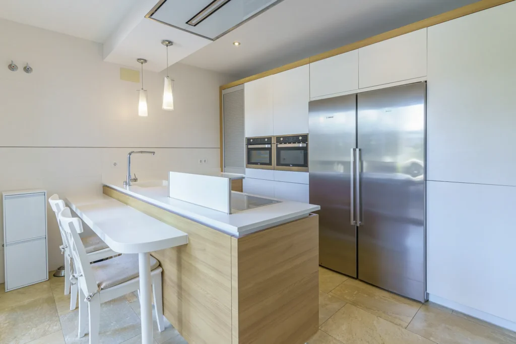 Cocina moderna con isla en chalet en venta en La Monacilla, Huelva