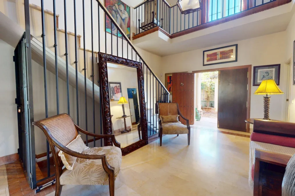 Hall de entrada amplio con escalera en chalet en venta en Dehesa Golf, Huelva