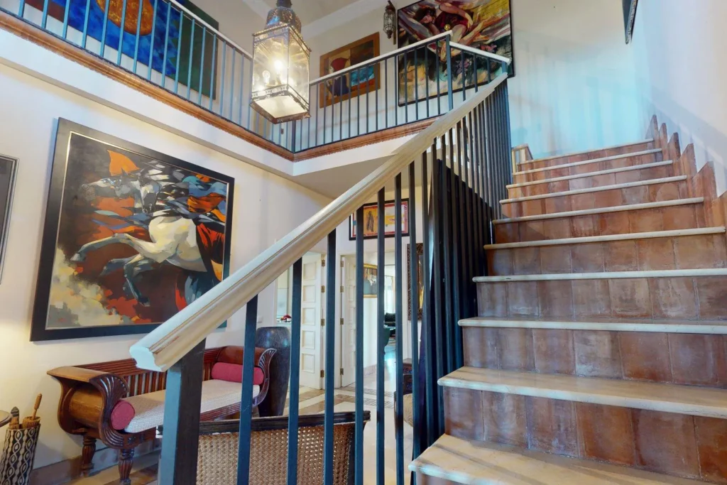 Escalera interior con doble altura en chalet en venta en Dehesa Golf, Huelva