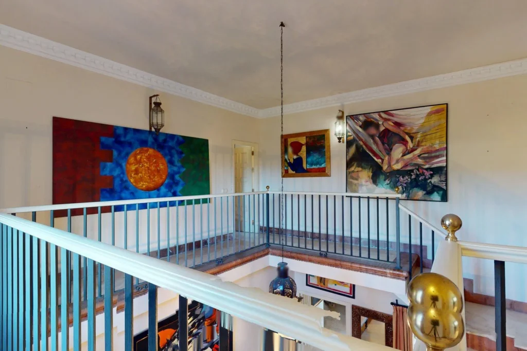 Galería superior con vistas al recibidor en chalet en Dehesa Golf, Huelva