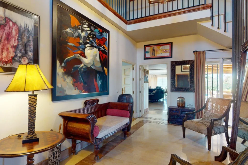 Recibidor con doble altura en chalet en venta en Dehesa Golf, Huelva