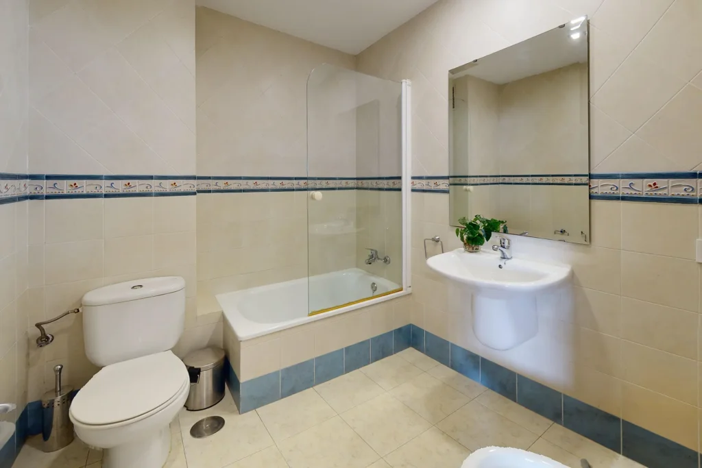 Baño completo con bañera en piso moderno en República Argentina, Sevilla