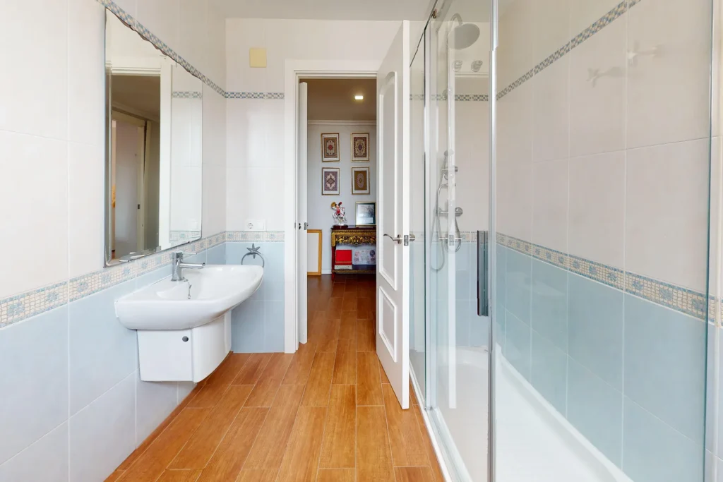 Baño con ducha y mampara en piso moderno en República Argentina, Sevilla