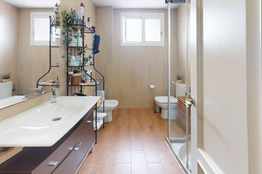 Baño principal amplio con ducha en piso moderno en República Argentina, Sevilla