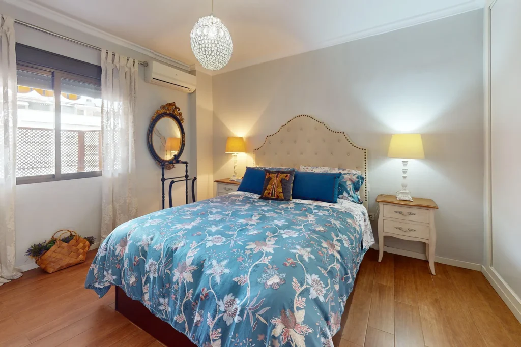 Dormitorio principal luminoso en piso moderno en República Argentina, Sevilla