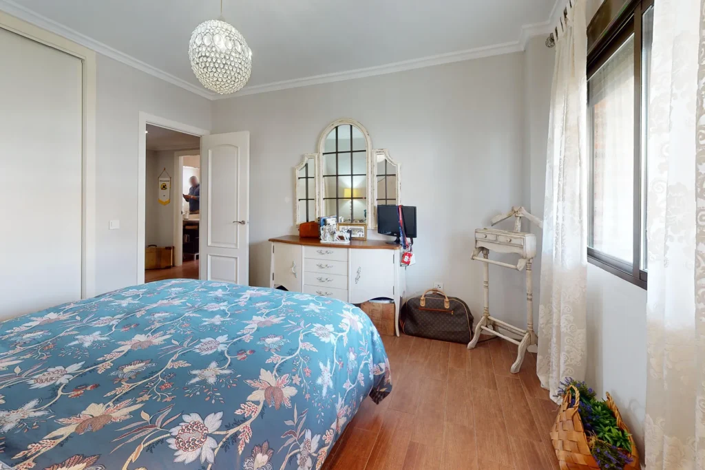 Dormitorio principal con armario en piso moderno en República Argentina, Sevilla