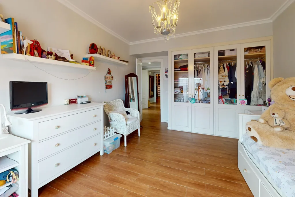 Dormitorio amplio con armarios empotrados en piso moderno en República Argentina, Sevilla