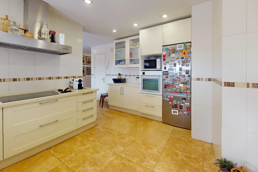 Cocina equipada en piso moderno en República Argentina, Sevilla