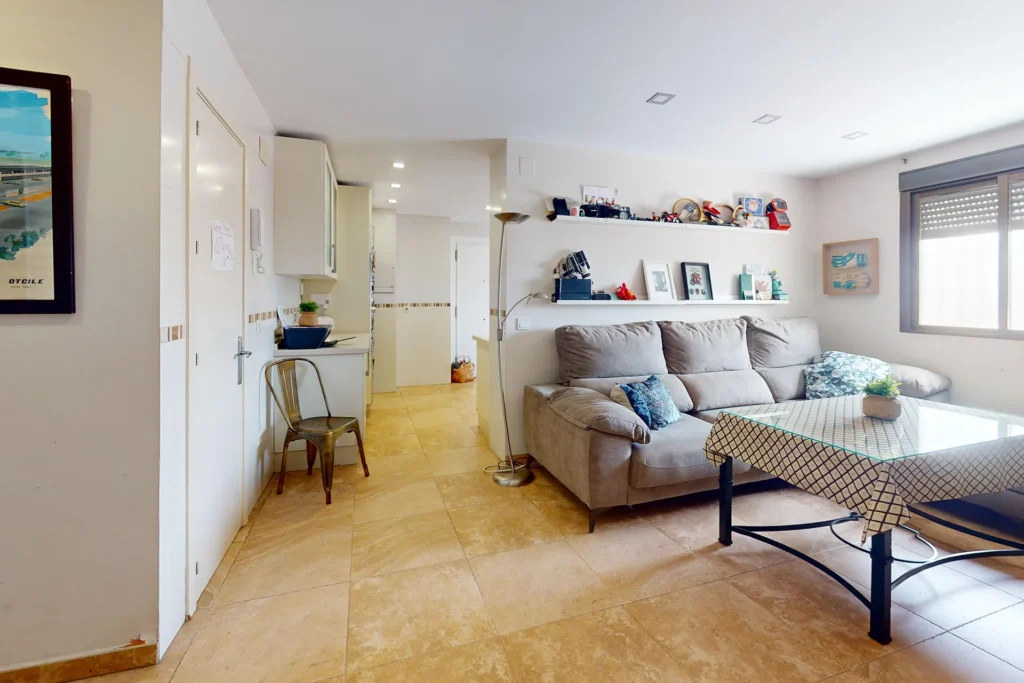 Sala de estar junto a cocina en piso moderno en República Argentina, Sevilla