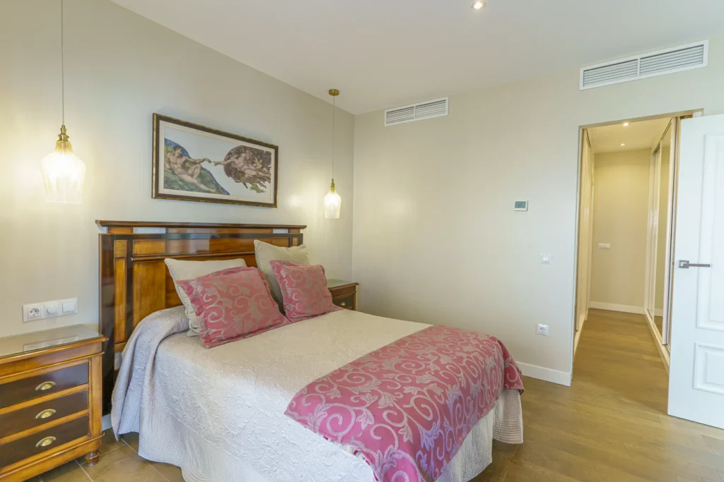 Dormitorio principal con acceso a vestidor en chalet en venta en La Monacilla, Huelva
