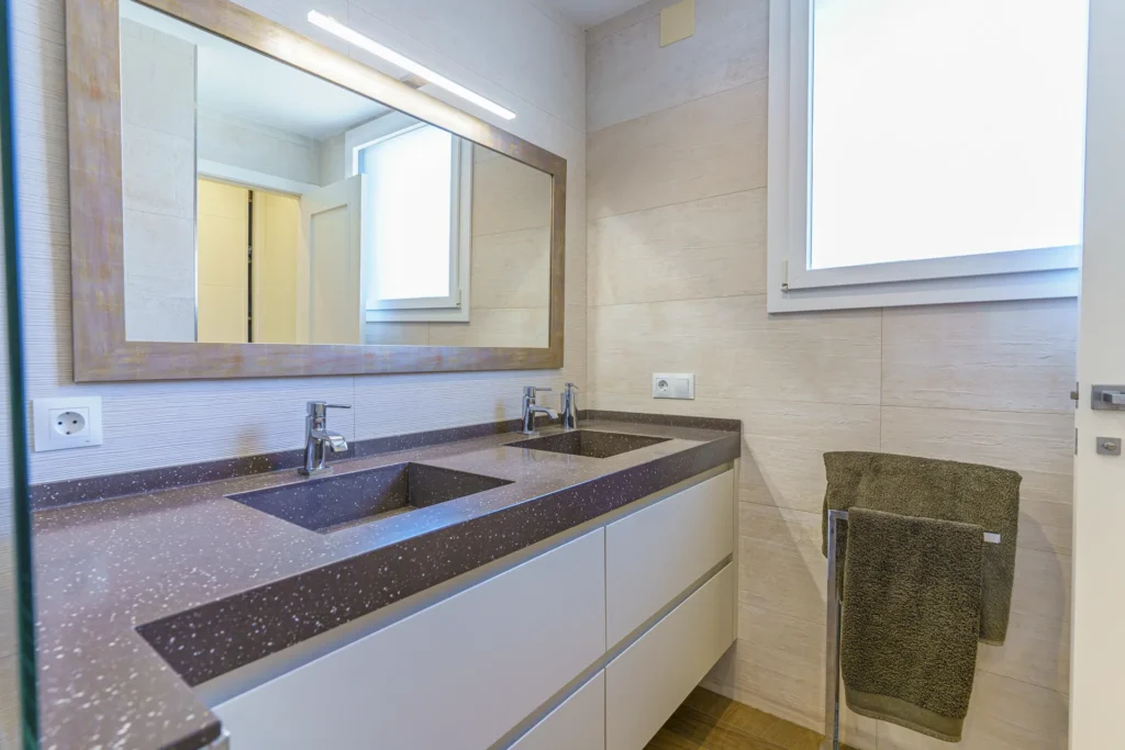 Baño moderno con doble seno en chalet en venta en La Monacilla, Huelva