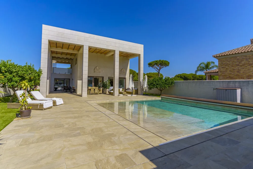 Vista aérea de piscina, jardín y zona exterior en chalet en venta en La Monacilla, Huelva