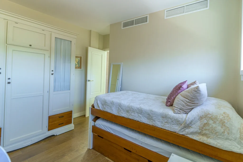 Dormitorio secundario luminoso en chalet en venta en La Monacilla, Huelva