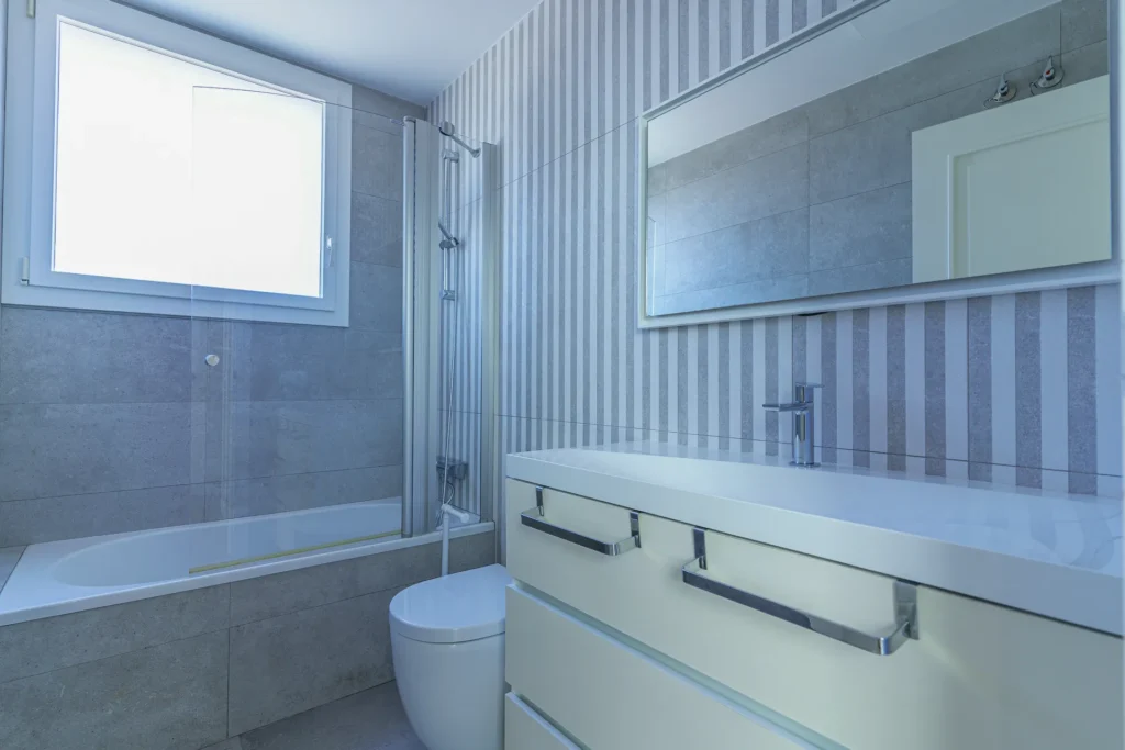 Baño completo moderno en chalet en venta en La Monacilla, Huelva