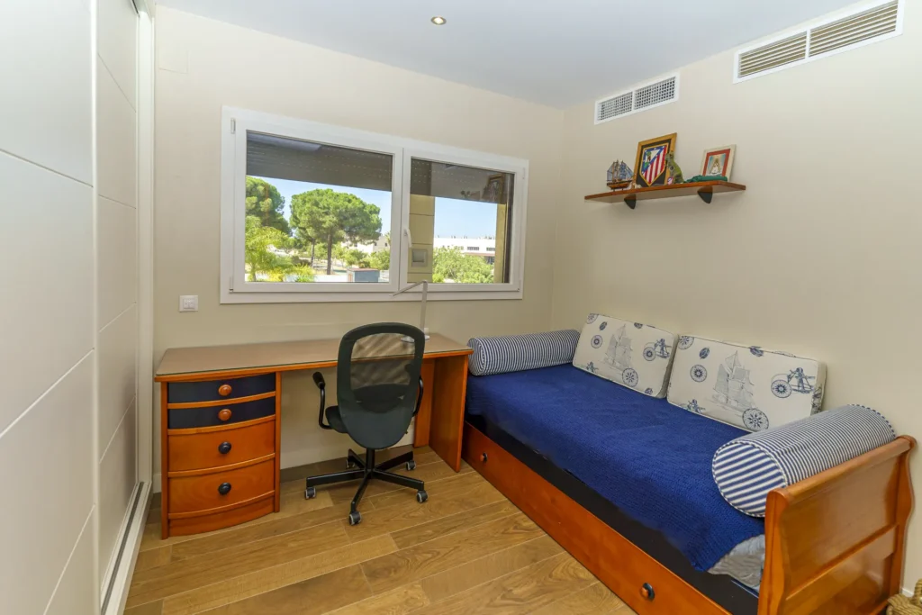 Despacho con zona de descanso en chalet en venta en La Monacilla, Huelva