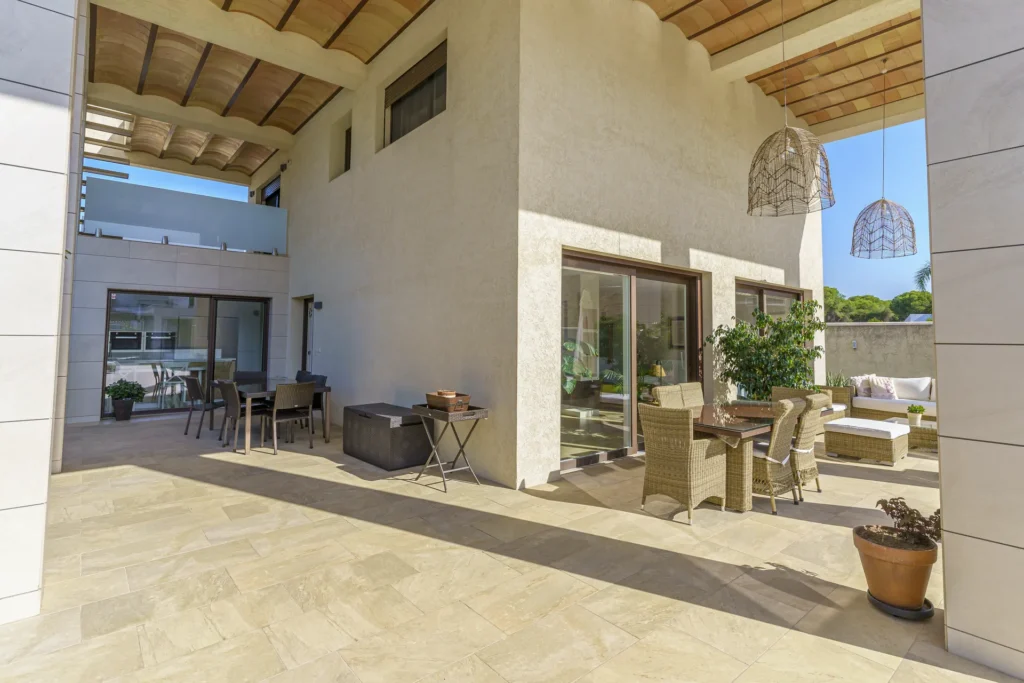 Comedor exterior bajo porche en chalet en venta en La Monacilla, Huelva