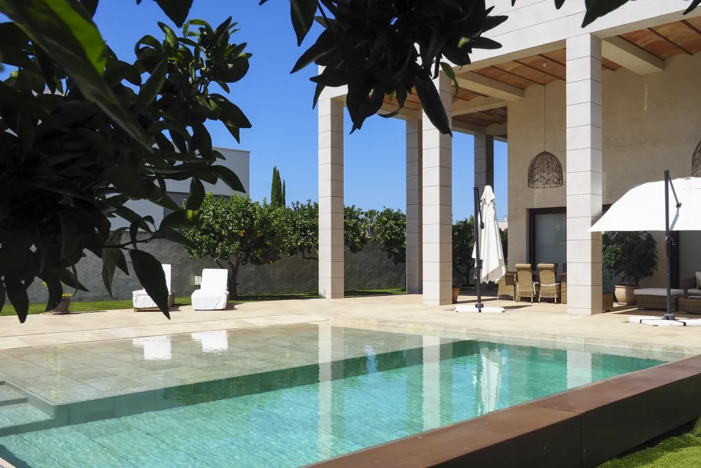 Zona de ocio exterior junto a la piscina en chalet en venta en La Monacilla, Huelva