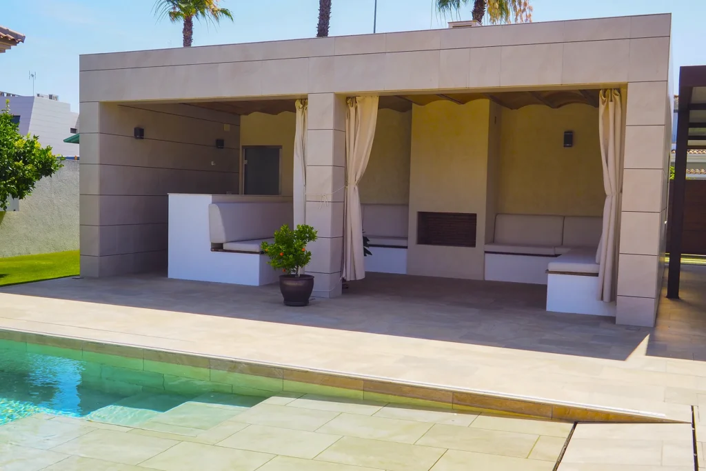 Piscina privada con jardín en chalet en venta en La Monacilla, Huelva
