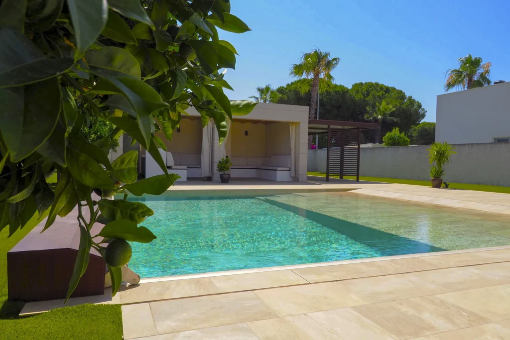 Piscina moderna con jardín en chalet en venta en La Monacilla, Huelva