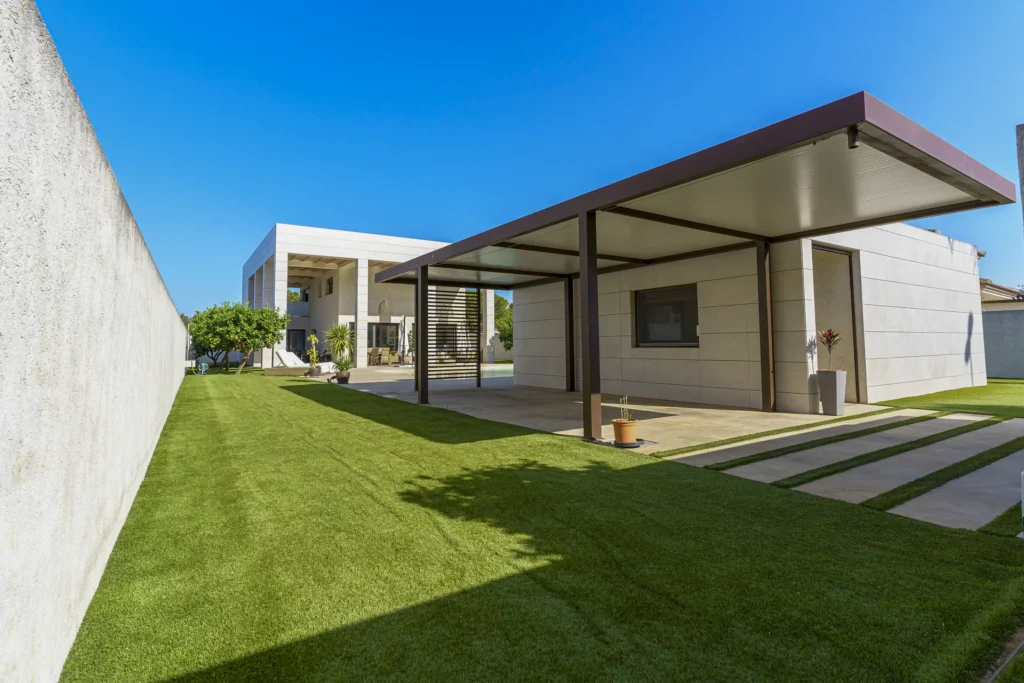 Jardín con zona de aparcamiento cubierta en chalet en venta en La Monacilla, Huelva