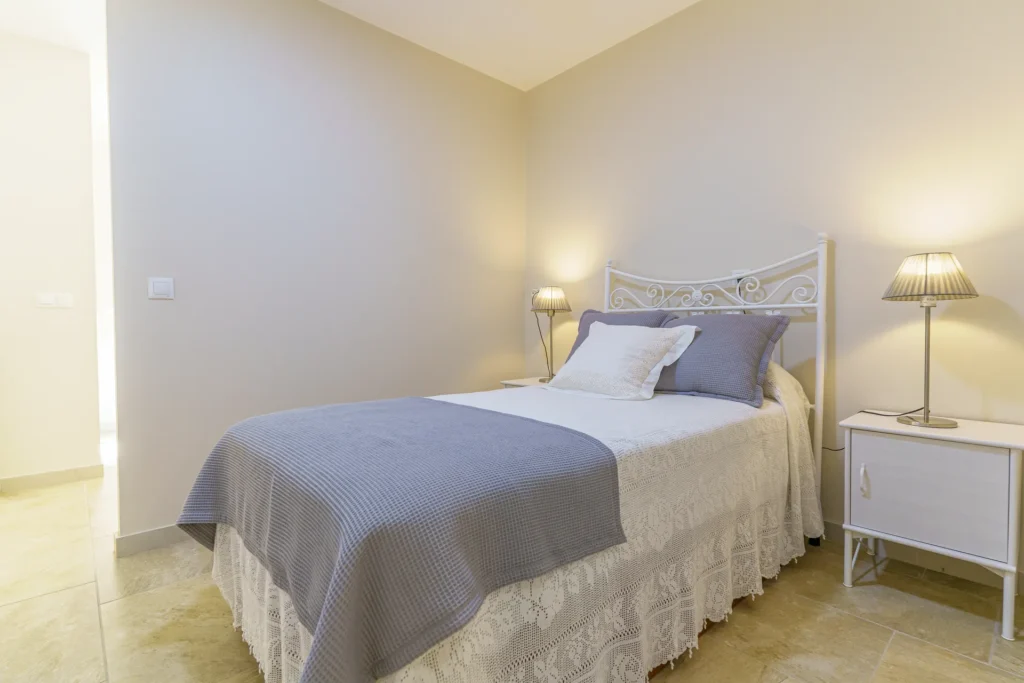 Dormitorio de invitados en chalet moderno en La Monacilla, Huelva