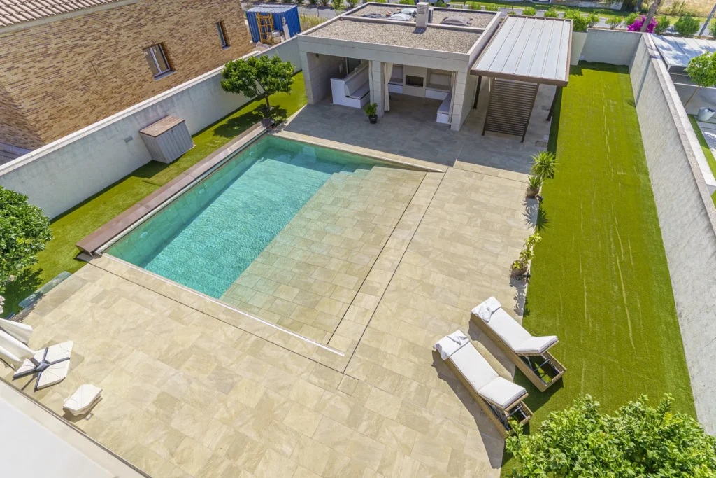 Piscina con solárium y jardín en chalet en venta en La Monacilla, Huelva
