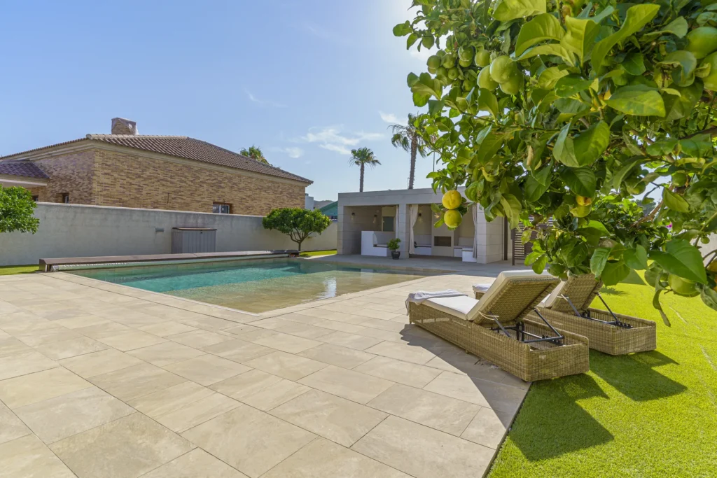 Fachada moderna con piscina privada en chalet en venta en La Monacilla, Huelva