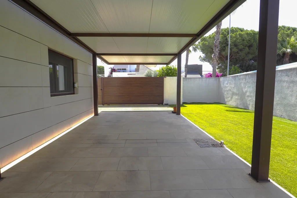 Aparcamiento cubierto con jardín en chalet en venta en La Monacilla, Huelva
