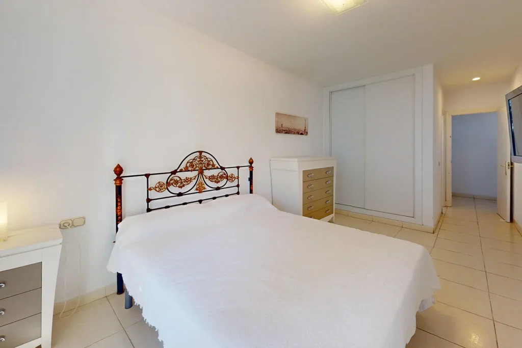 Dormitorio principal con armario empotrado en chalet pareado en Rota, Cádiz