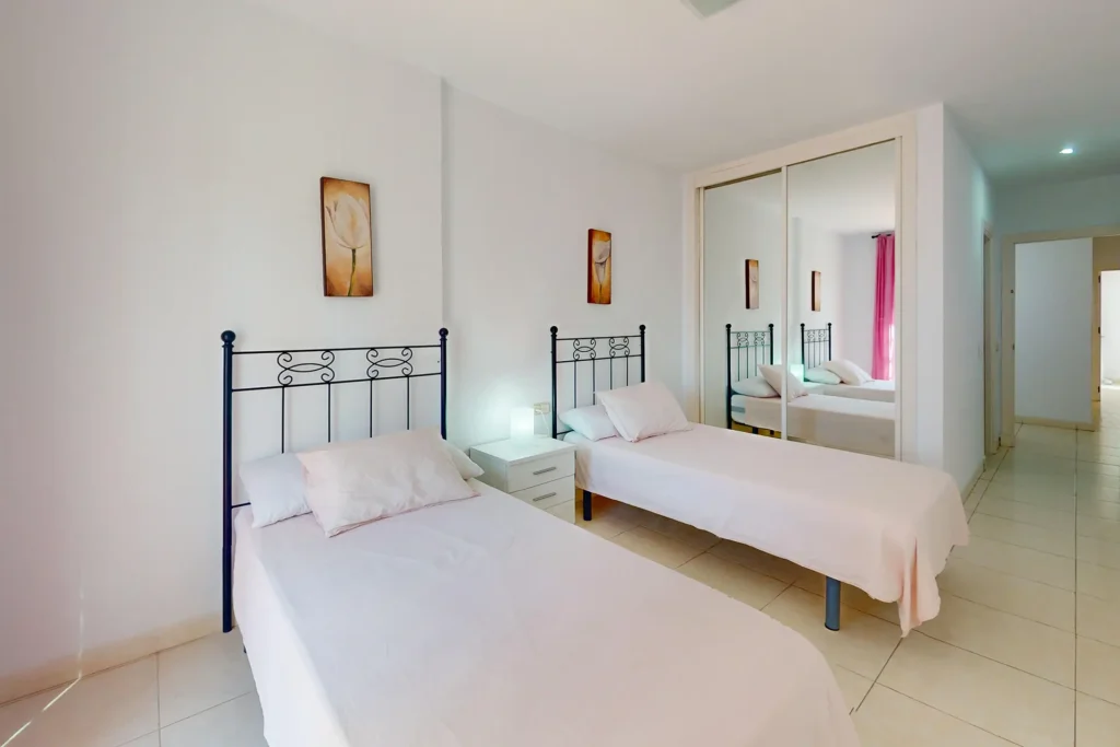 Dormitorio principal con armario empotrado y cama de matrimonio en chalet pareado en Rota