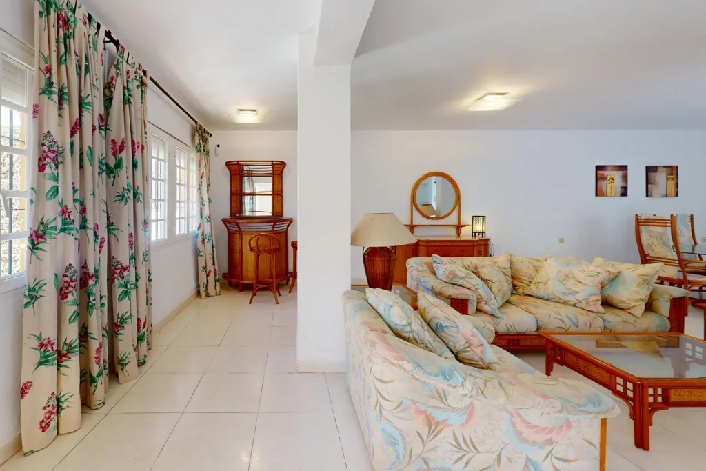 Salón-comedor con varias zonas de estar en chalet pareado en Rota, Cádiz