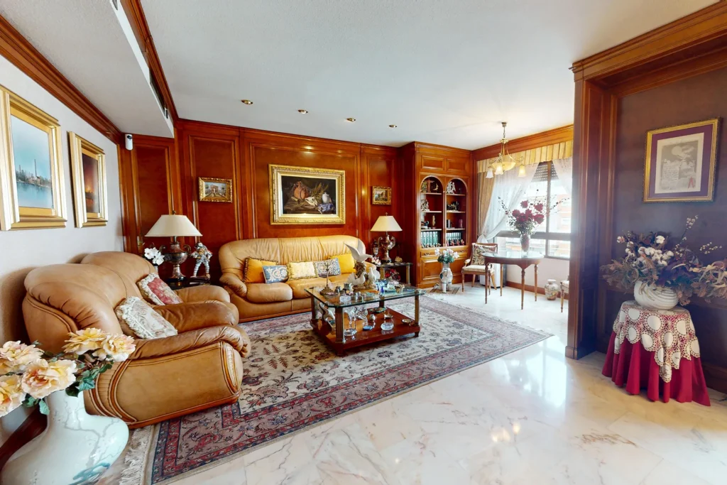 Salón de estar luminoso de piso en venta en Los Remedios, Sevilla