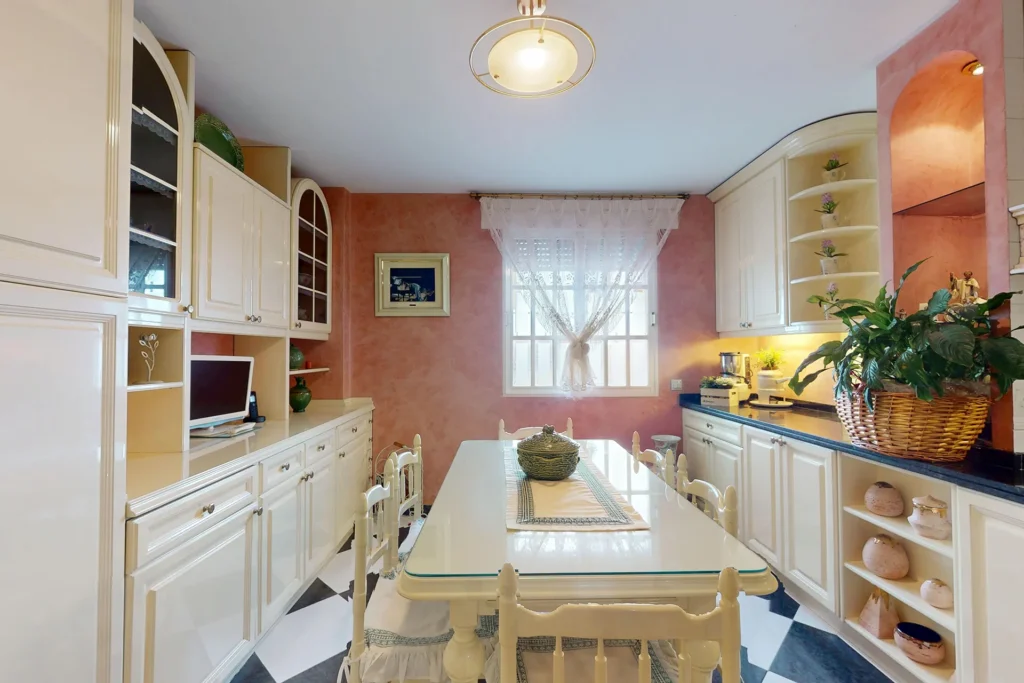 Cocina con zona office en piso señorial de Los Remedios, Sevilla