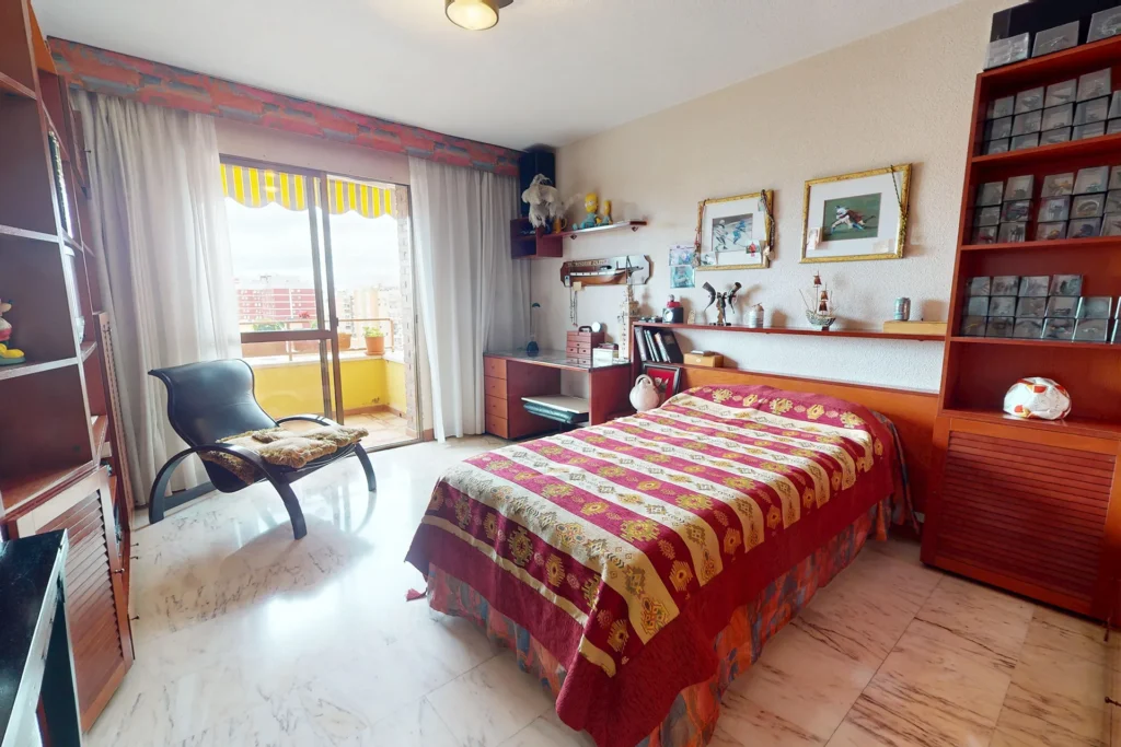 Dormitorio secundario luminoso en piso en venta en Los Remedios, Sevilla