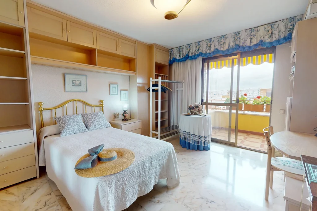 Dormitorio luminoso con salida exterior en piso en venta en Los Remedios, Sevilla
