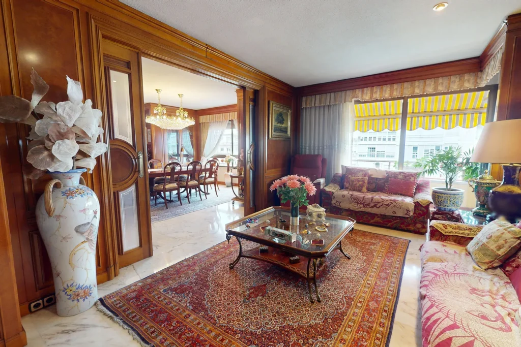 Sala de estar amplia y acogedora en piso en venta en Los Remedios, Sevilla