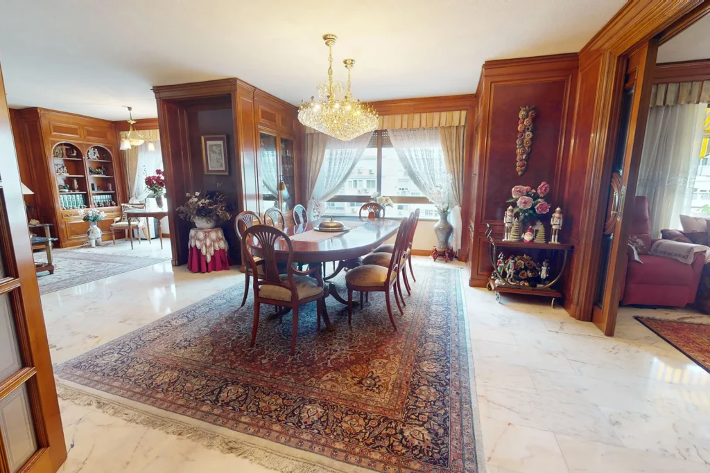 Comedor principal elegante de piso señorial en venta en Sevilla