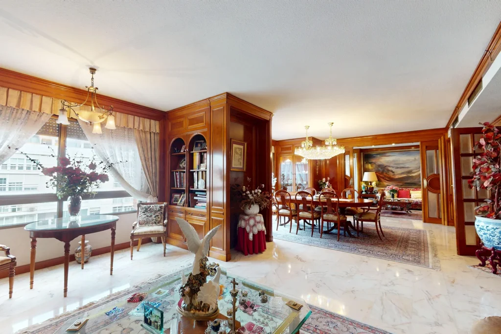 Salón comedor abierto y amplio en piso señorial de Los Remedios, Sevilla