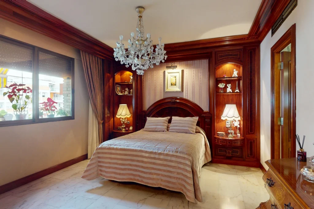 Dormitorio principal amplio y elegante en piso señorial de República Argentina, Sevilla