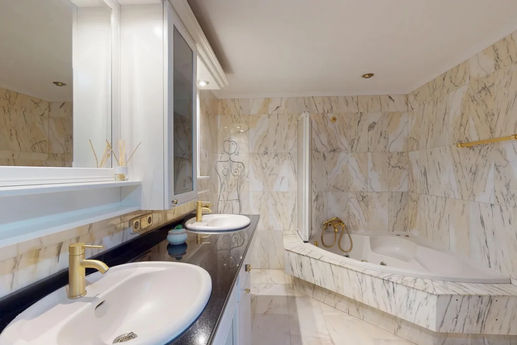 Baño completo de piso señorial en venta en República Argentina, Sevilla