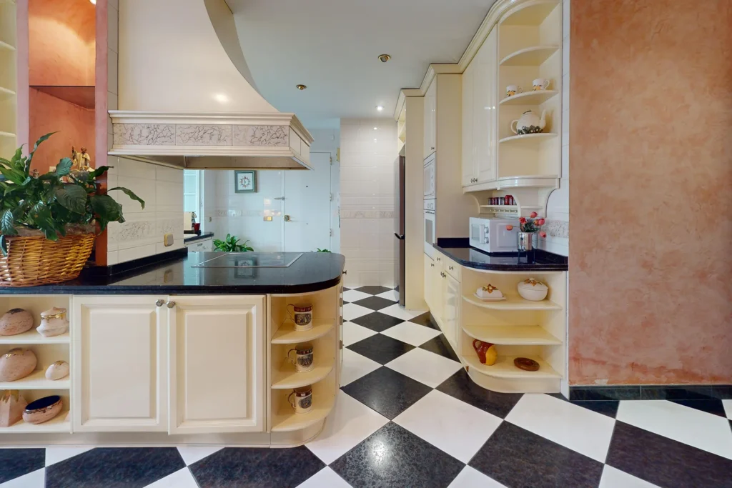 Cocina equipada y luminosa en piso en venta en República Argentina, Sevilla